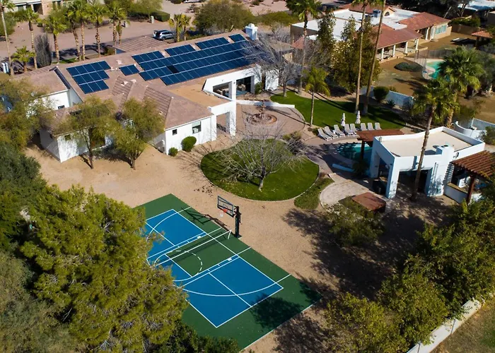 Entertainers Paradise Arcadegolf Simupickleballtheatergymswim-up Bar *